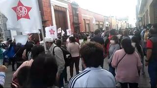 Apristas se enfrentan en los exteriores de la Casa del Pueblo de Trujillo