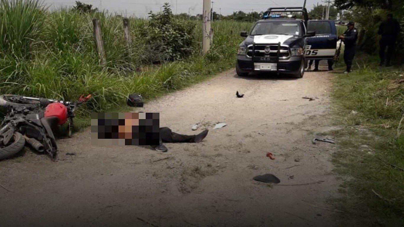 Dos sicarios que asesinaron a un hombre chocan la moto en que escapaban contra poste y uno muere