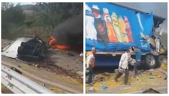 Roban carga de tráiler que volcó tras impactar contra camión (VIDEO)   