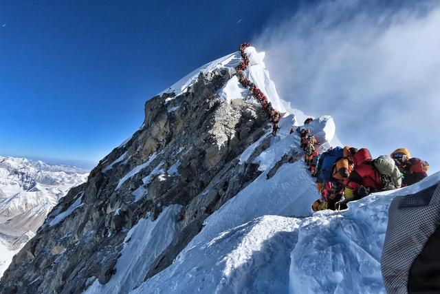 23 de mayo de 2019 | La cumbre del monte Everest. Nirmal Purja captó una foto cuando recorría una de las legendarias rutas para conquistar la cima de todos los peligrosos picos del Himalaya de más de 14,800 metros de altura. (AFP)