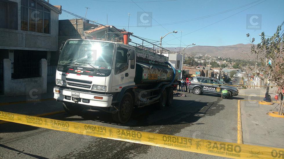 Padre de familia muere atropellado por cisterna de la municipalidad de Socabaya