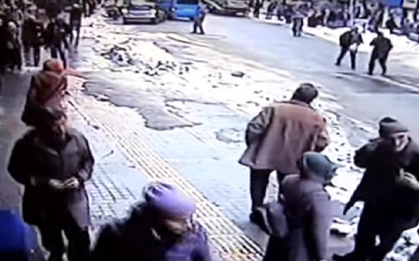 ​YouTube: Peatones fueron sorpendidos por enorme descarga de nieve