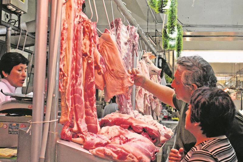 Consumidores minimizan riesgos de comer carnes rojas y embutidos