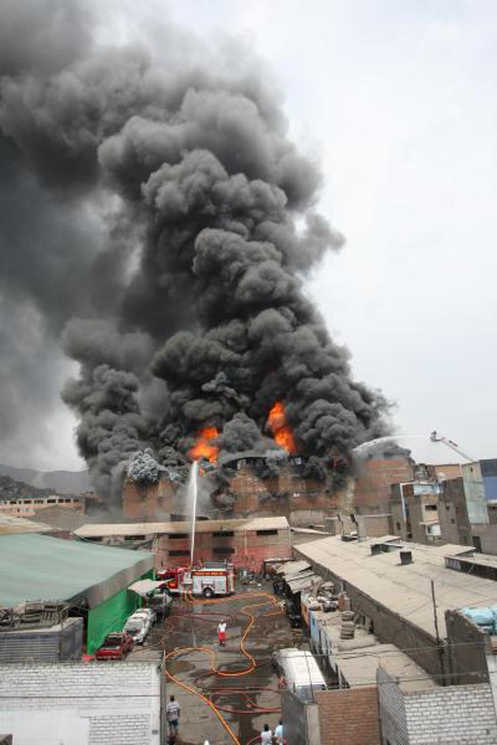 FOTOS: Bomberos lucharon por más cinco horas contra incendio de La Victoria