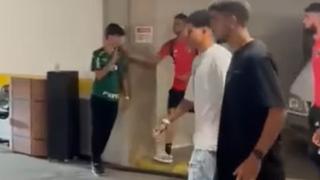 Calleri y la lamentable reacción con hincha: manotazo y celular al piso (VIDEO)