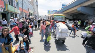 Caos, ambulantes y basura reinaron en los mercados de Arequipa