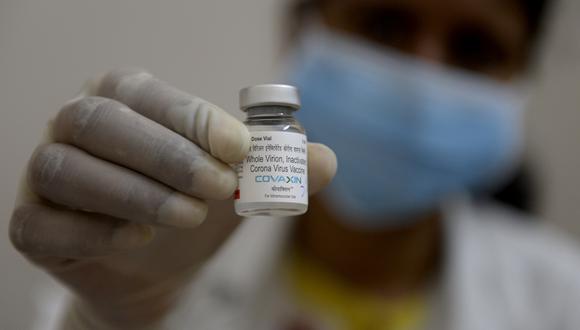 Una médico sostiene la vacuna Covaxin contra el COVID-19 en un centro de atención primaria en Hyderabad, India. NOAH SEELAM / AFP)