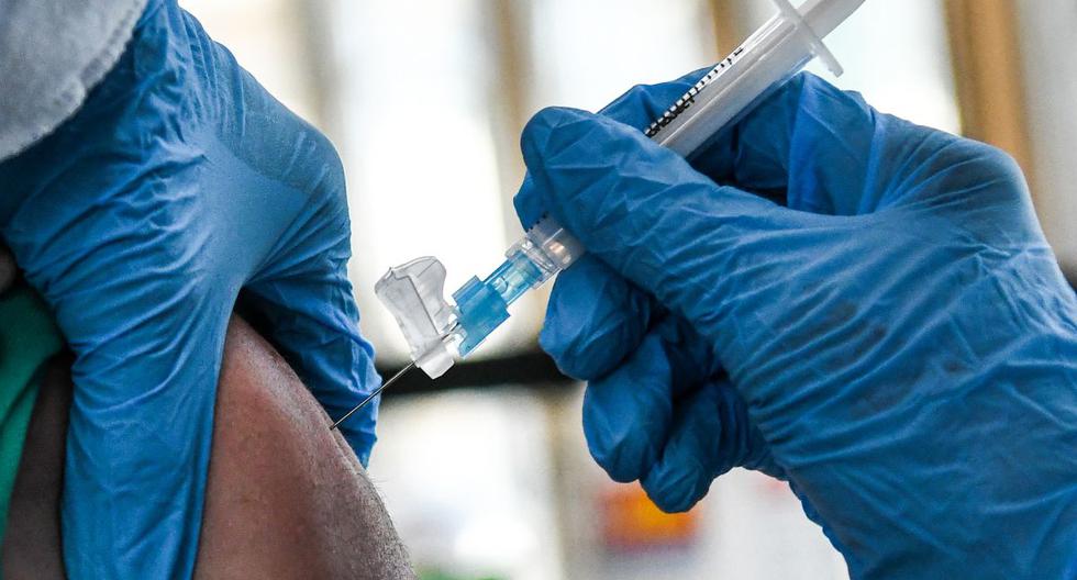 En esta foto tomada el 14 de abril de 2021, un trabajador de la salud administra una vacuna contra el coronavirus Covid-19 en el sitio de vacunación de Florida. (Foto de CHANDAN KHANNA / AFP).