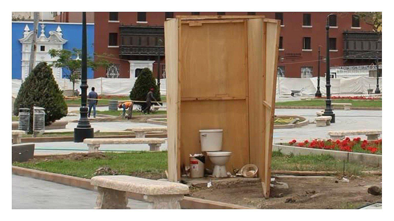 Precario baño en medio de la plaza de armas indigna a trujillanos (VIDEO) 