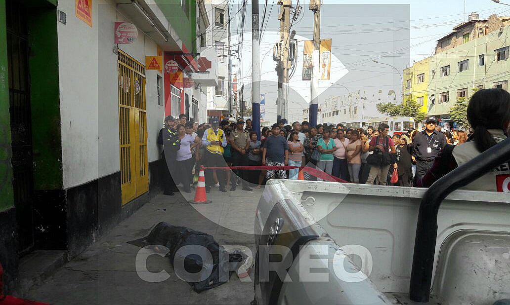 Hallan a escolar muerto frente a comisaría en el Rímac (VIDEO)