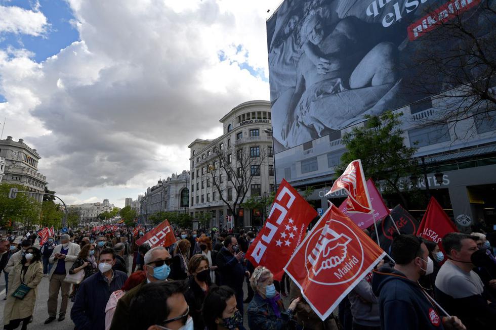 Miles de personas se sumaron este sábado a las manifestaciones por el 1 de Mayo en más de 70 ciudades y localidades de España, en las primeras manifestaciones por el Día del Trabajo desde que empezó la pandemia del coronavirus. (Texto y foto: AFP).