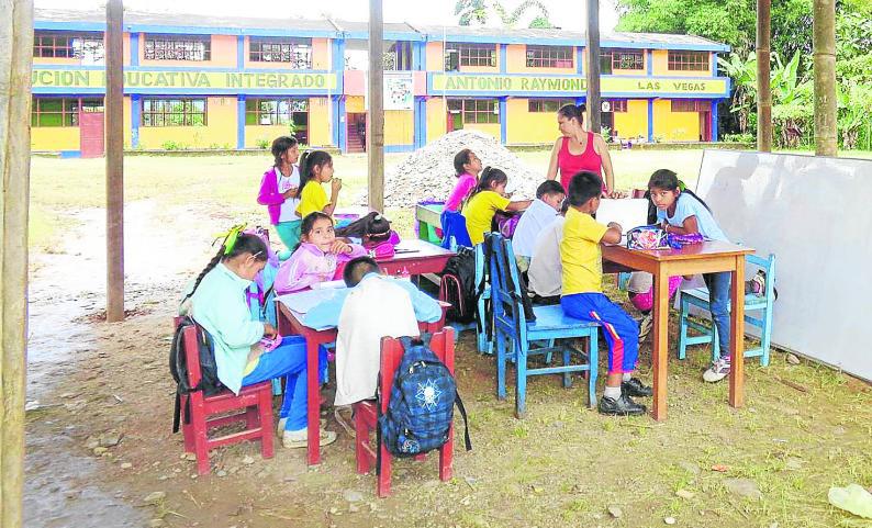 Improvisan aulas para no perder clases