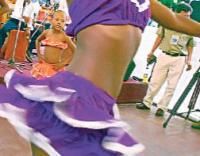 Baca critica "faldas pequeñitas" en festejo