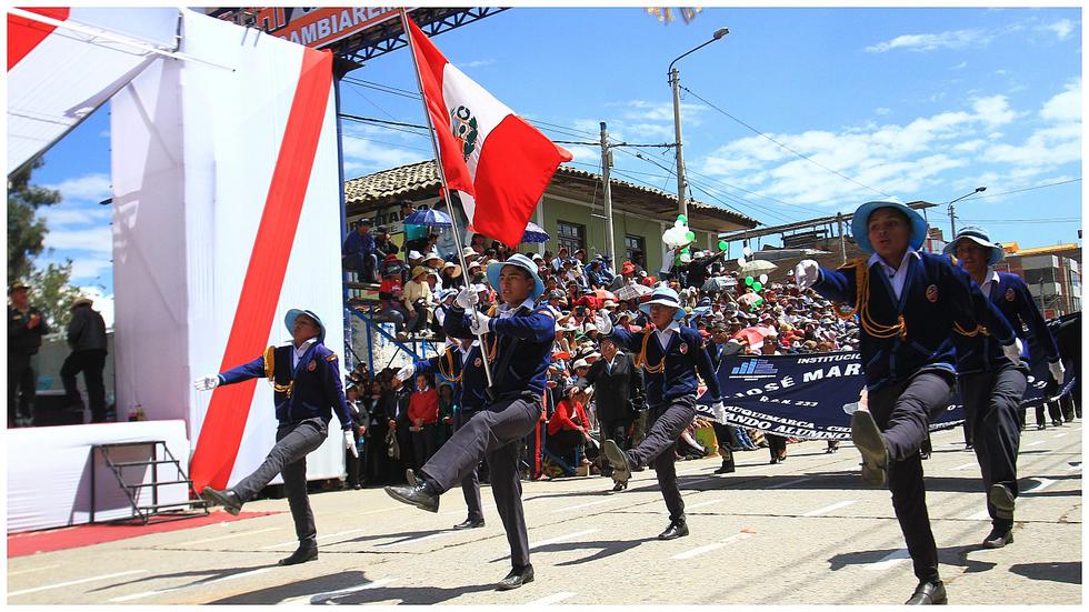 ​Fiebre de selección también llegó a desfile por aniversario de Chilca (FOTOS)