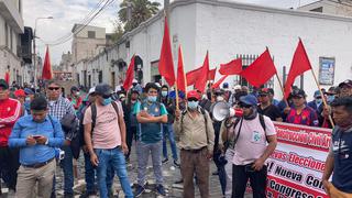 Obreros de Construcción Civil protestan en la Plaza de Armas de Arequipa (EN VIVO)