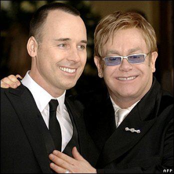 Elton John y su esposo se convirtieron en padres