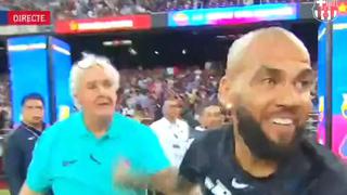 Como los grandes: Dani Alves dice adiós al Spotify Camp Nou en un homenaje hecho por Barcelona (VIDEO)