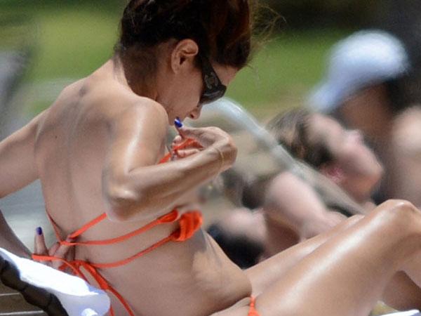 Eva Longoria mostró un seno por descuido 