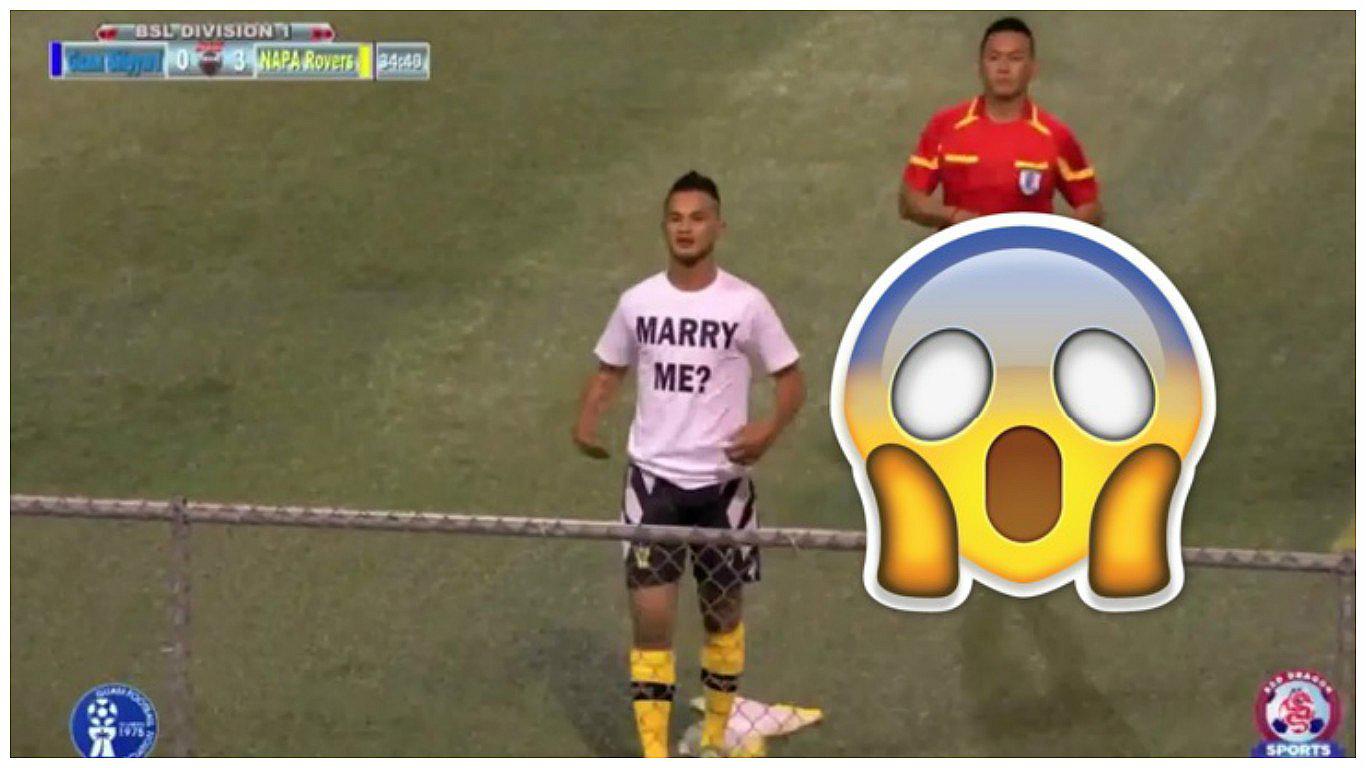 YouTube: futbolista le propuso matrimonio a su novia en pleno partido, pero luego vino lo peor (VIDEO)