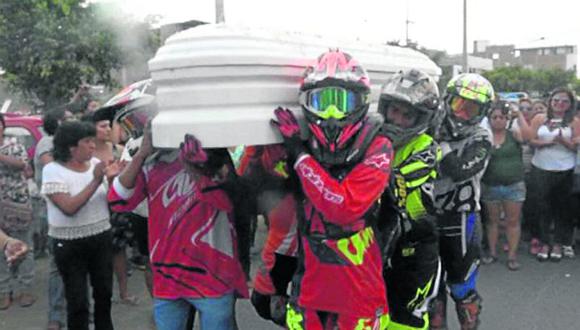 Familia y amigos dan último adiós a joven corredor de motos