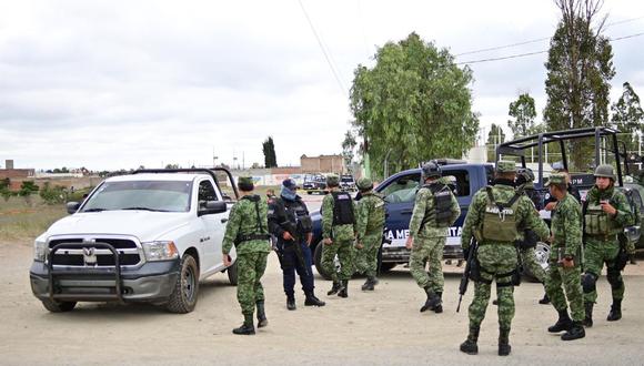Miembros del Ejército Mexicano acuden hoy a la zona donde se cometió un ataque armado contra policías en el municipio de Calera, Zacatecas (México). (Foto de  EFE/ Madla Hartz)