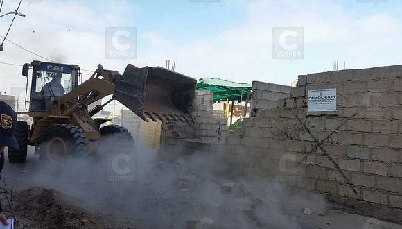 Municipio de Ciudad Nueva destruye muro que invadía la calzada