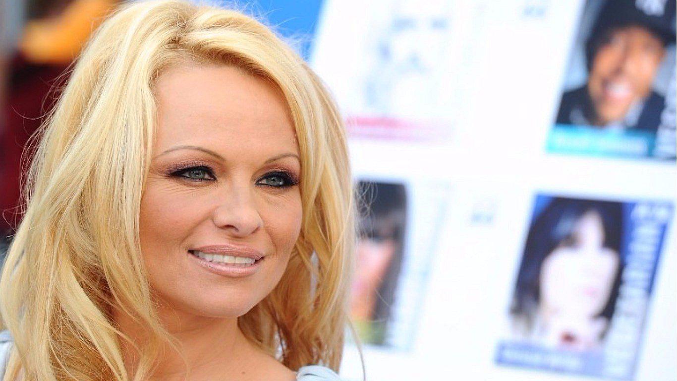 Pamela Anderson apoya a Puigdemont y la independencia de Cataluña 