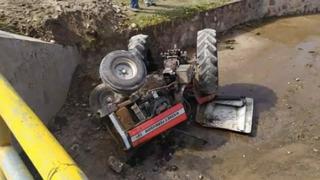 Tractor cayó al río y chofer resultó herido en el distrito de Cabana