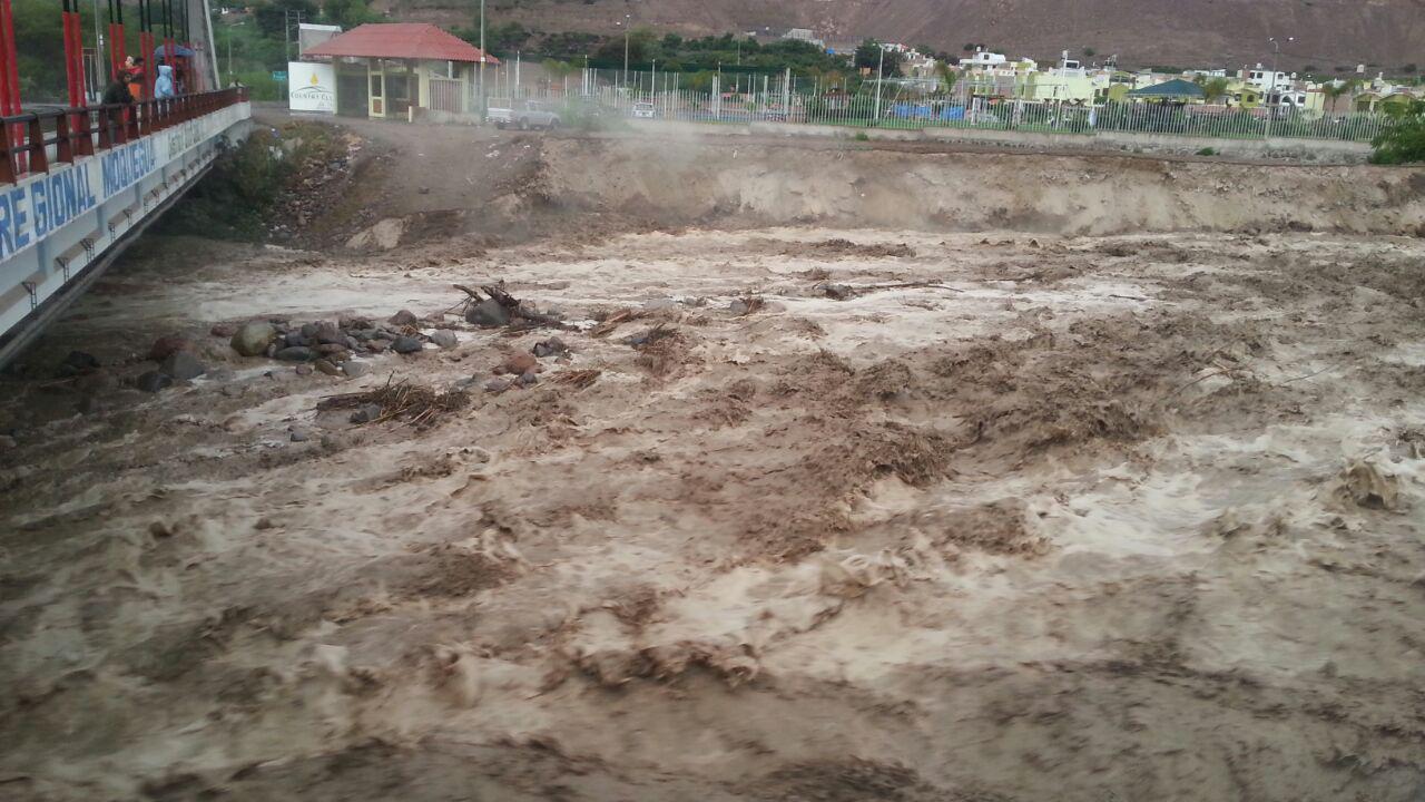 Moquegua: Joven y auto desaparecen en crecida de río
