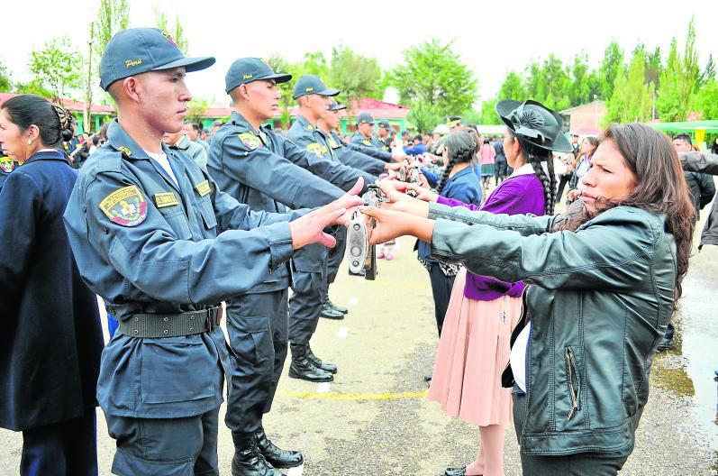 245 centinelas de la ley recibieron armas en ceremonia policial (VIDEO)