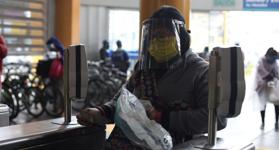 La entrega de los protectores faciales se realizó en la estación Matellini del Metropolitano. (Foto: Britanie Arroyo/GEC)