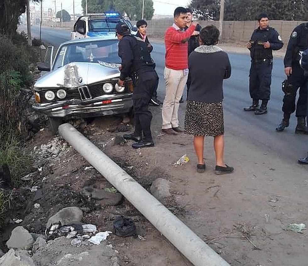 Jóvenes ebrios son detenidos tras chocar vehículo contra poste