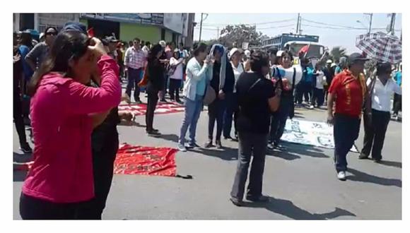 Lambayeque: Docentes en huelga bloquean carretera