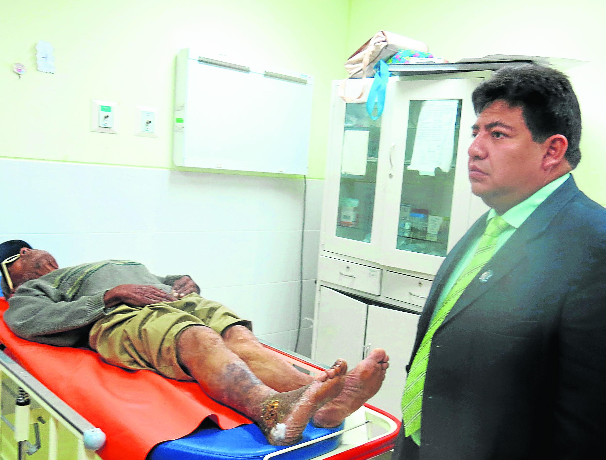 ​En hospital atienden a anciano que caminaba con bolsa en el pie