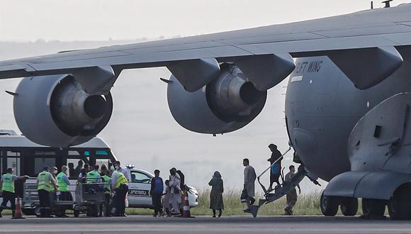 La gente abandona el avión C-17 de la OTAN en el aeropuerto de Tbilisi, Georgia, el 18 de agosto de 2021. El avión evacuó de Kabul a 35 ciudadanos holandeses, 16 belgas, 2 alemanes y un ciudadano británico. (EFE / EPA / MARCIN OBARA POLONIA).