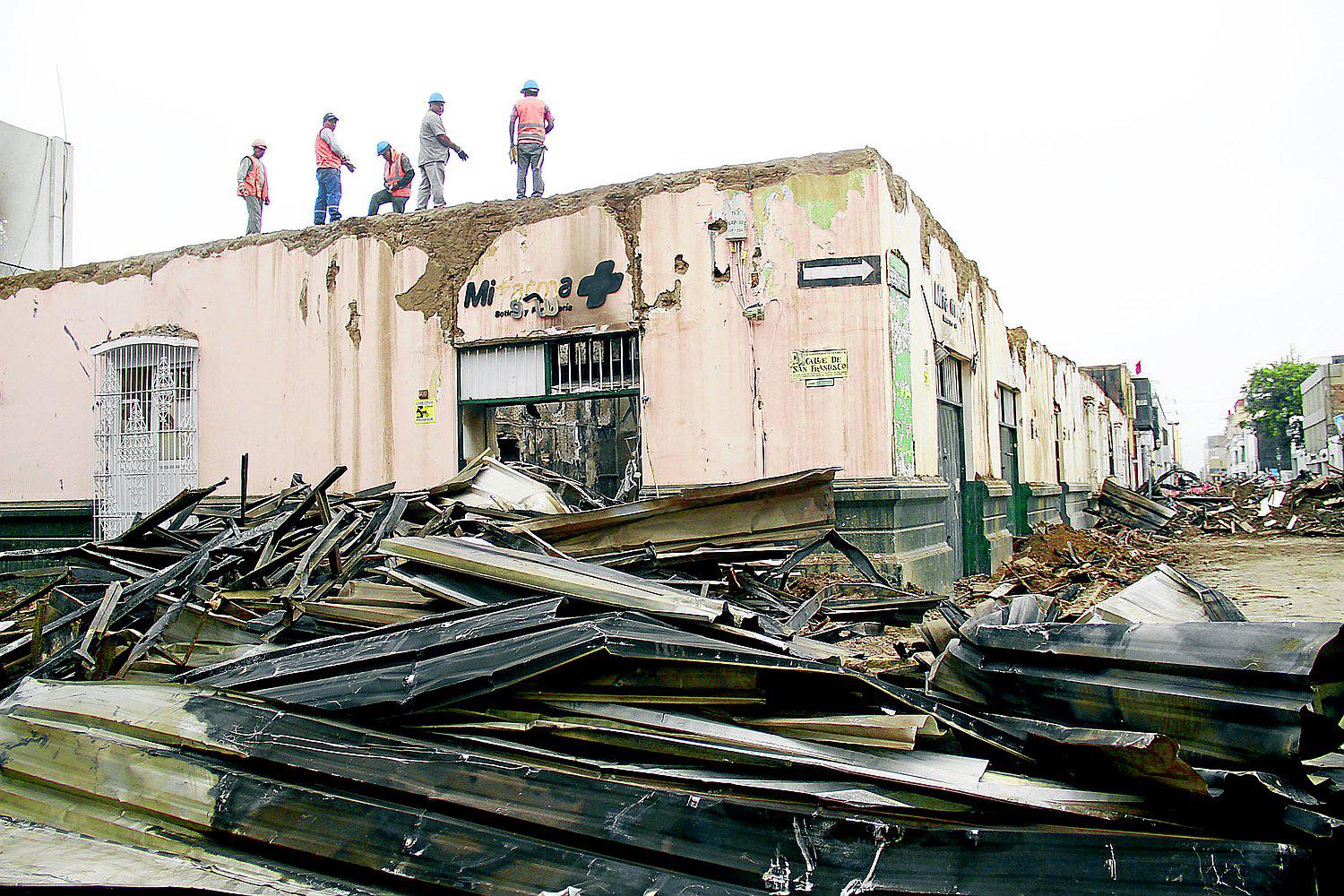 Cultura evalúa demoler los muros de adobe de la casona Loyer