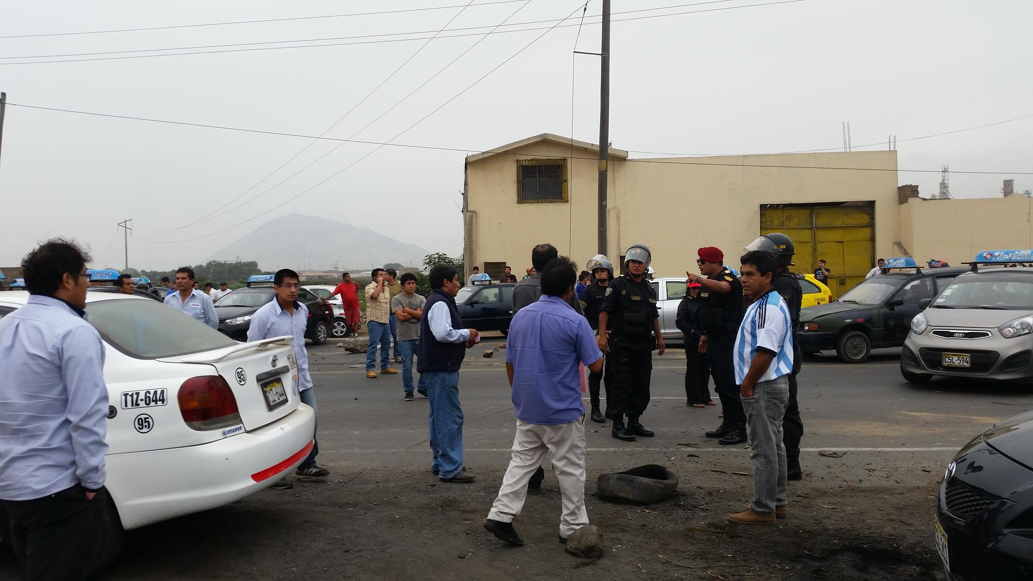 Taxistas bloquean carretera Panamericana Norte por escasez de GLP