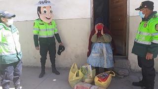 Policías solidarios ayudan a anciana en extrema pobreza en Huancavelica y que no recibió ningún bono 