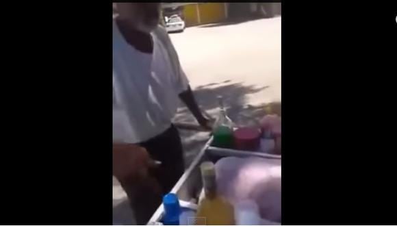 México: Indignación por jóvenes que se burlan de vendedor de raspadillas que no puede hablar bien (VIDEO)