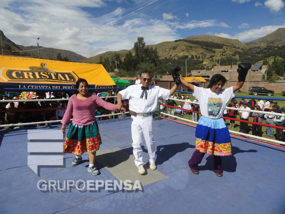 Wamblas se enfrentan con guantes y polleras 