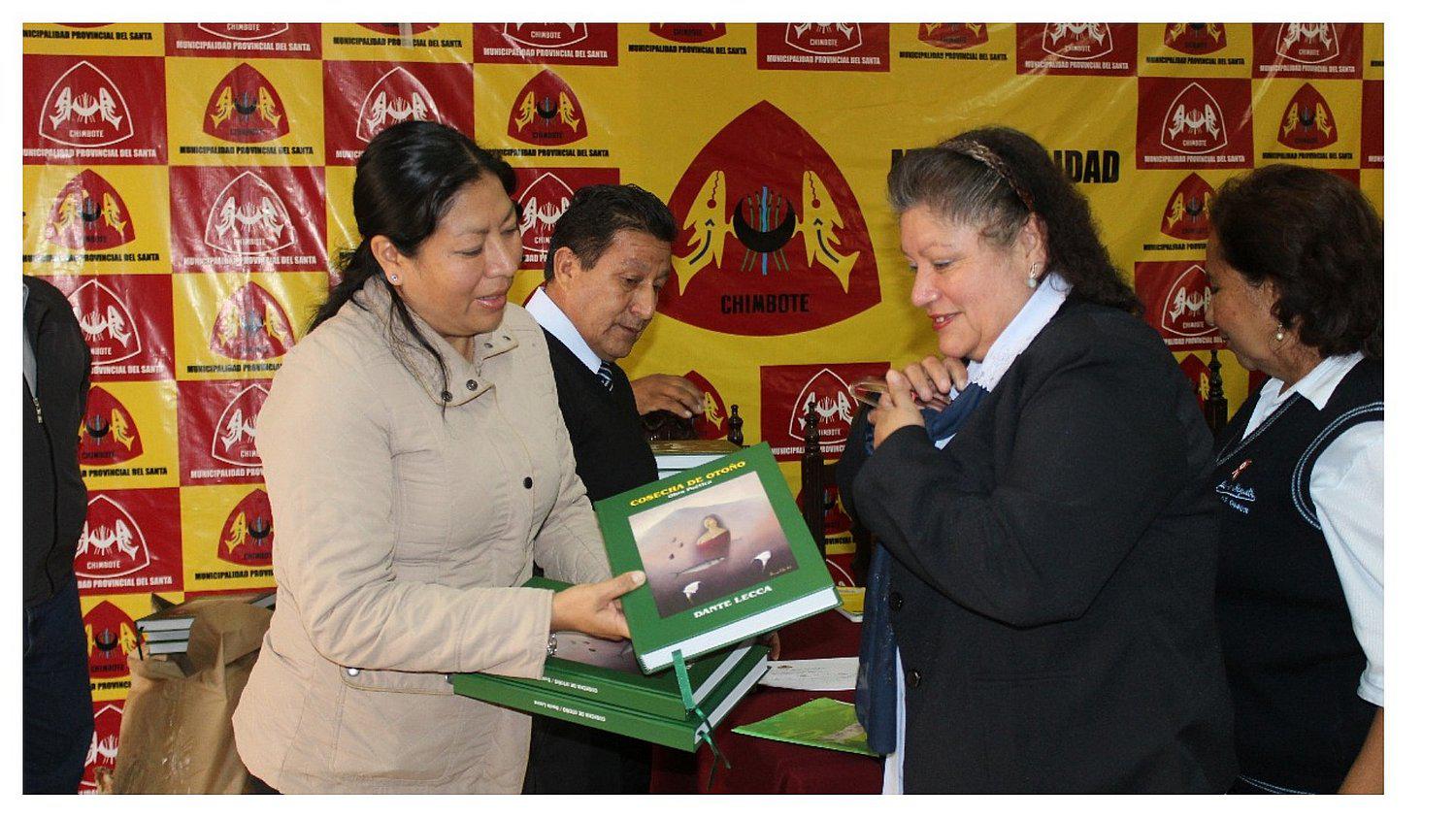 Chimbote: Distribuyen poemario del escritor Dante Lecca en 50 colegios 