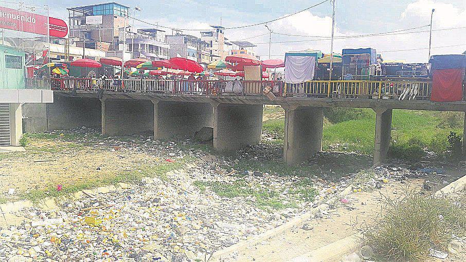 Gran cantidad de basura invade el canal internacional 