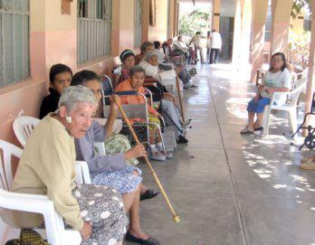 La caridad alimenta el asilo de ancianos