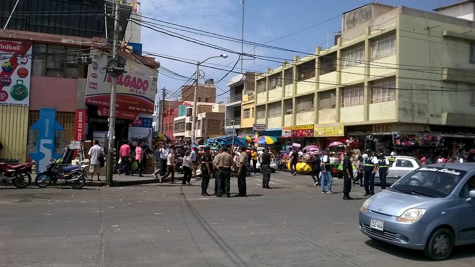 Policía y Serenazgo retiran a ambulantes del Mercado Modelo  