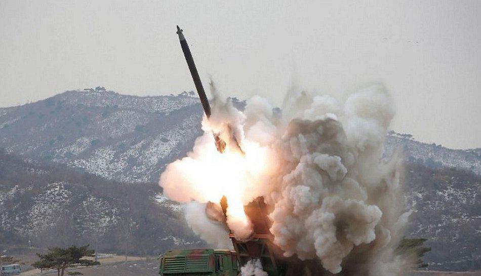 Corea del Norte ensaya dos misiles de medio alcance