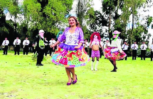 Autora del "taxi reggaeton santiaguero" visita Huancayo