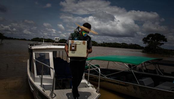 Ilair Mura, agente de salud del pueblo Mura, se dirige en una lancha rápida a buscar las dosis de vacuna designadas para la aldea Soares, en el municipio de Autazes, estado de Amazonas (Brasil). (Foto: EFE)