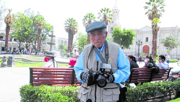 Vicente Condori, un experimentado fotógrafo de 76 años de edad, recordó su trayectoria de más de cinco décadas en la Ciudad Blanca. (Leonardo Cuito)