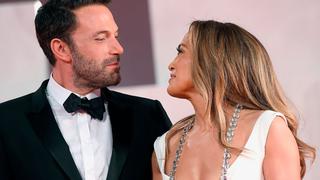 Ben Affleck y Jennifer Lopez se besan y derrochan amor en la alfombra roja de Venecia