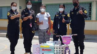 Piura: Policías donan pañales y juguetes a niña del hospital Santa Rosa